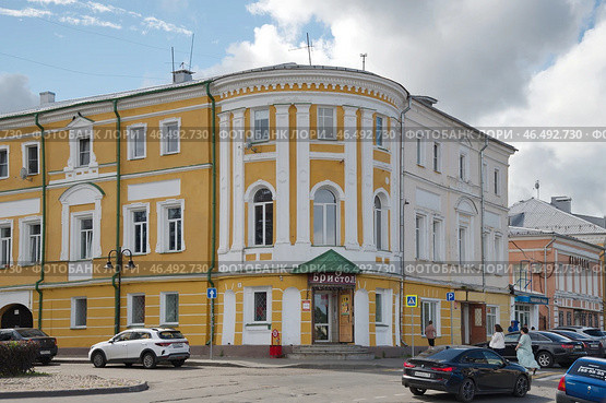 Дом "Никольский", бывшая коммерческая гостиница. Волжская набережная, 97 /Стоялая улица, 2, Город Рыбинск, Ярославская область, Россия (2024 год). Редакционное фото, фотограф Елена Коромыслова / Фотобанк Лори