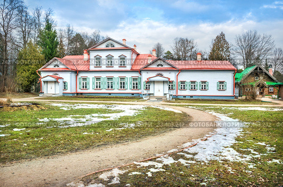 Дом с красной крышей The main house with a red roof (2020 год). Редакционное фото, фотограф Baturina Yuliya / Фотобанк Лори