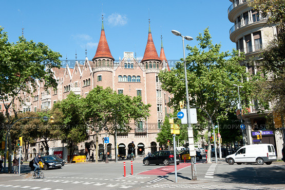 Дом с шипaми (Casa de les Punxes; Casa Terrades). Барселона. Испания (2015 год). Редакционное фото, фотограф E. O. / Фотобанк Лори