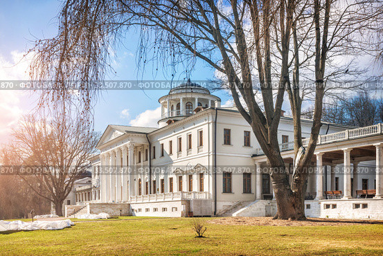 Дом в Остафьево и дерево Main house of the Ostafyevo and an old tree (2020 год). Редакционное фото, фотограф Baturina Yuliya / Фотобанк Лори