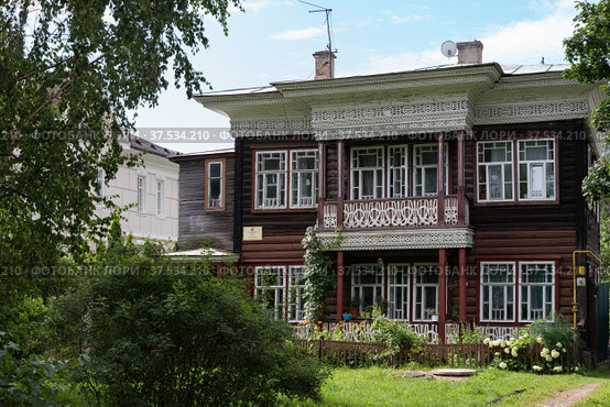 Дом Воробьева. Памятник деревянного зодчества с резьбой и балконом. Russia (2019 год). Редакционное фото, фотограф Дымов Игорь / Фотобанк Лори