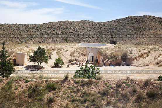 Дома берберов, вырубленные в горах, Matmata, Tunisia (2012 год). Стоковое фото, фотограф Кекяляйнен Андрей / Фотобанк Лори