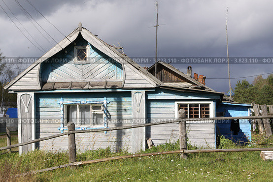 Домик в деревне Сольба Ярославской области. Стоковое фото, фотограф Елена Гаврилова / Фотобанк Лори
