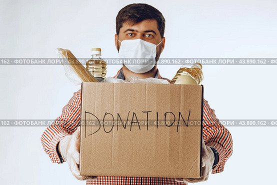 Donation box of food for people suffering from coronavirus pandemia. Стоковое фото, фотограф Сергей Толмачёв / Фотобанк Лори