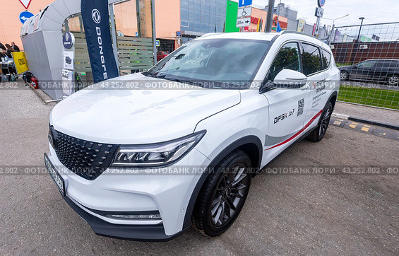 Dongfeng DFSK ix7 vehicle on the city street. Dongfeng is a Chinese automaker (2024 год). Редакционное фото, фотограф FotograFF / Фотобанк Лори