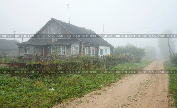 Дорога через деревню Радомино в тумане. Стоковое фото, фотограф Dmitry29 / Фотобанк Лори