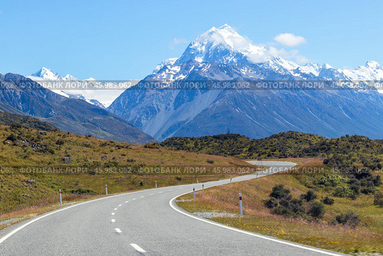 Дорога в национальный парк Mount Cook, заснеженная вершина горы Кука, Новая Зеландия. Стоковое фото, фотограф NataMint / Фотобанк Лори