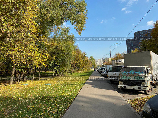 Дорожка вдоль улицы Флотской, осень, Москва,  Россия (2021 год). Редакционное фото, фотограф Valeriy Novikov / Фотобанк Лори