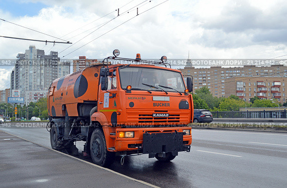 Дорожная комбинированная машина ЭД-244К на базе КАМАЗ-43253 с подметально-вакуумным оборудованием Bucher CityFANT-6000 на улице Москвы (2016 год). Редакционное фото, фотограф Александр Замараев / Фотобанк Лори