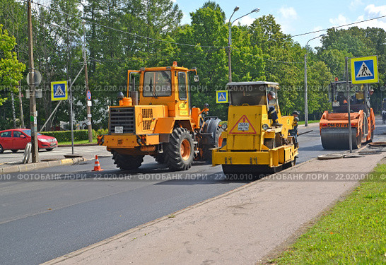 Дорожные машины работают на укладке нового асфальта. Петергоф (2015 год). Редакционное фото, фотограф Ирина Борсученко / Фотобанк Лори