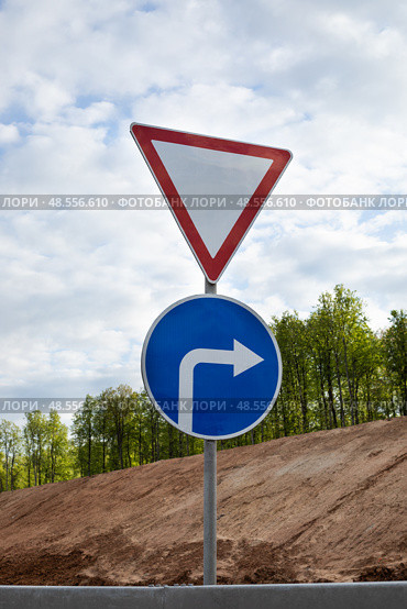 Дорожные знаки приоритета и предписывающие. Стоковое фото, фотограф Краснова Ирина / Фотобанк Лори