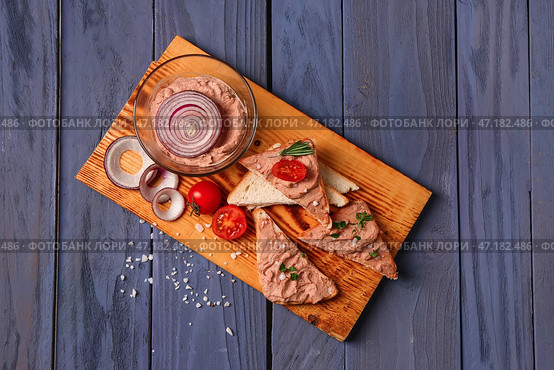 Доска бутербродов с вкусным паштетом и помидорами на цветном деревянном фоне. Стоковое фото, фотограф Pixel_shot / Фотобанк Лори