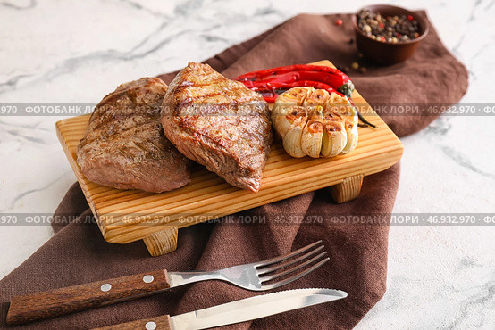 Доска с вкусной говяжьей грудинкой и специями на светлом фоне. Стоковое фото, фотограф Pixel_shot / Фотобанк Лори