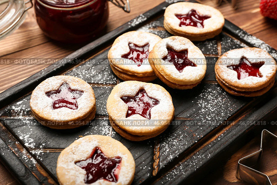 Доска с вкусным печеньем Linzer на столе. Стоковое фото, фотограф Pixel_shot / Фотобанк Лори