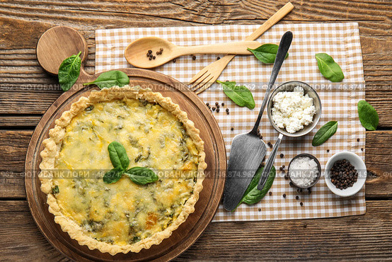 Доска с вкусным пирогом с заварным кремом и листьями шпината на деревянном фоне. Стоковое фото, фотограф Pixel_shot / Фотобанк Лори
