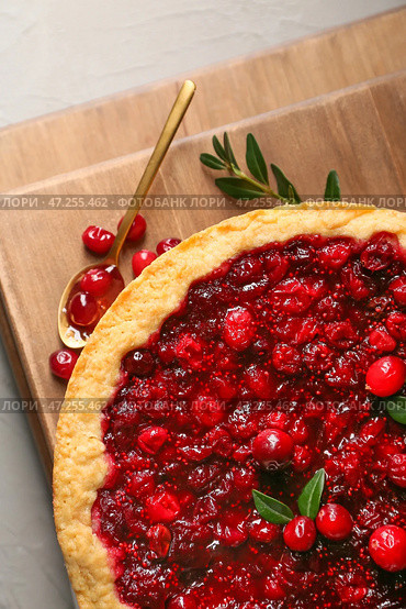 Доски с вкусным брусничным пирогом на столе. Стоковое фото, фотограф Pixel_shot / Фотобанк Лори