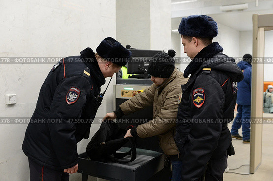 Досмотр пассажиров на станции Московского центрального кольца (2017 год). Редакционное фото, фотограф Free Wind / Фотобанк Лори