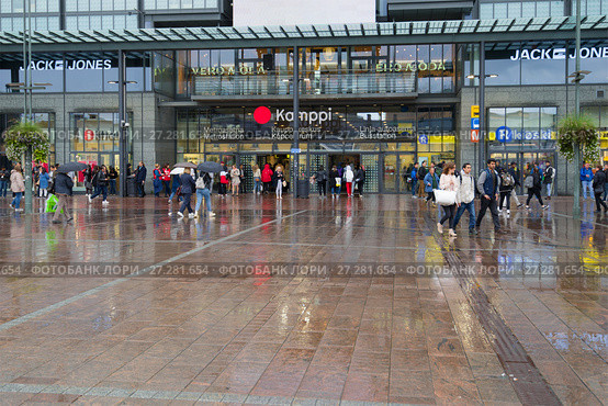 Дождливый день у входа в торговый и транспортный центр Kamppi. Хельсинки, Финляндия (2017 год). Редакционное фото, фотограф Виктор Карасев / Фотобанк Лори
