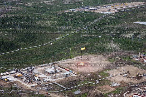 Дожиг попутного газа на Ванкорском нефтегазовом месторождении в Таруханском районе Красноярского края России (2011 год). Редакционное фото, фотограф Михеев Алексей / Фотобанк Лори