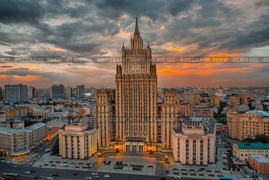 Драматический небесный пейзаж над центральной частью Москвы (2019 год). Редакционное фото, фотограф Юрий Шурчков / Фотобанк Лори