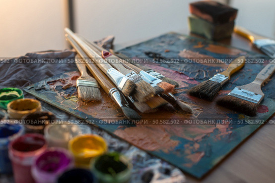 Drawing classes tools in art studio. Angle view photo of paintbrushes lying on palettewith oil paints brushstrokes mixture. Drawing classes tools in art studio. Angle view photo of paintbrushes lying on palettewith oil paints brushstrokes mixture. Стоковое фото, агентство Ingram Publishing / Фотобанк Лори