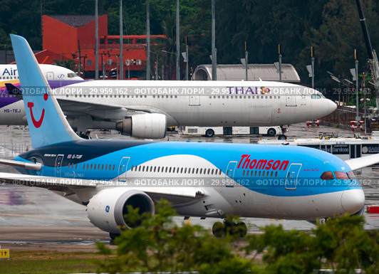 Dreamliner Thomson on the runway (2016 год). Редакционное фото, фотограф Игорь Жоров / Фотобанк Лори