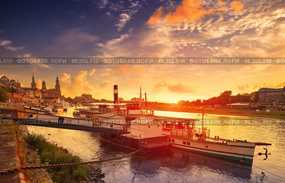 Dresden skyline and Elbe river in Saxony Germany. Dresden skyline reflecion in Elbe river at sunset in Saxony of Germany. Стоковое фото, агентство Ingram Publishing / Фотобанк Лори