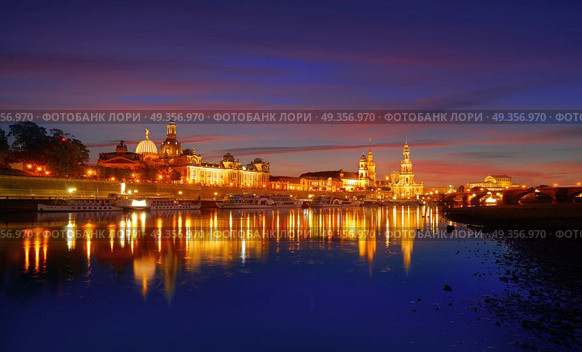 Dresden skyline and Elbe river in Saxony Germany. Dresden sunset skyline reflecion in Elbe river in Saxony of Germany. Стоковое фото, агентство Ingram Publishing / Фотобанк Лори