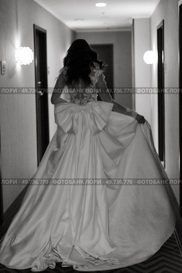 dress up the bride in a wedding dress with corset and lacing. Стоковое фото, агентство Ingram Publishing / Фотобанк Лори