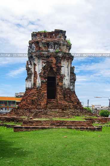 Древний храм Wat Nakorn Kosa в Лопбури, Таиланд (2016 год). Редакционное фото, фотограф Natalia Sidorova / Фотобанк Лори