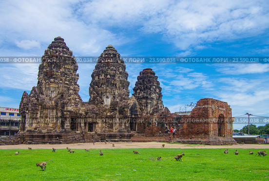 Древний храм Wat Phra Prang Sam Yot temple в Лопбури, Таиланд (2016 год). Редакционное фото, фотограф Natalia Sidorova / Фотобанк Лори