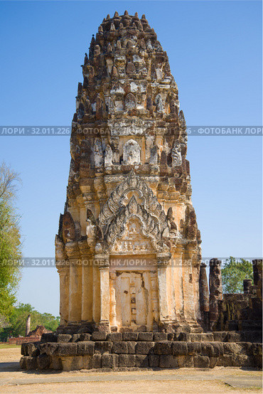 Древний кхмерский пранг на руинах буддистского храма Wat Phra Pai Luang  крупным планом солнечным днем. Сукхотай, Таиланд (2016 год). Стоковое фото, фотограф Виктор Карасев / Фотобанк Лори