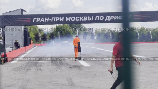 Дрифт кары стартуют парой в заезде. Гран При Москвы по дрифту. Курьяново. Стадион технических видов спорта. Москва. 30.07.2023г. Редакционное видео, видеограф Ярославский Максим / Фотобанк Лори