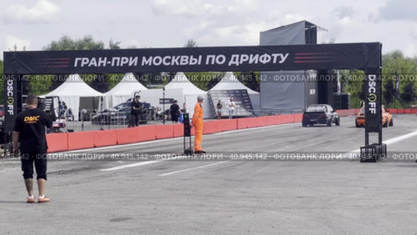 Дрифт кары стартуют парой в заезде. Гран При Москвы по дрифту. Курьяново. Стадион технических видов спорта. Москва. 30.07.2023г. Редакционное видео, видеограф Ярославский Максим / Фотобанк Лори