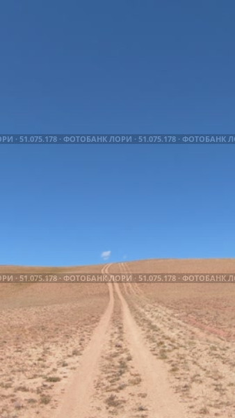 Driving along a country road in Altai desert and semi-desert environment. Стоковое видео, видеограф Сергей Пристяжнюк (Serg Zastavkin) / Фотобанк Лори
