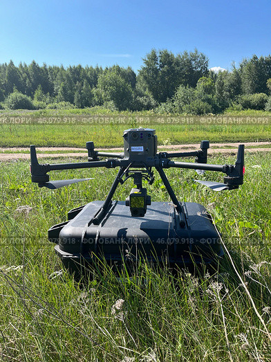 Дрон Matrice 300 rtk в полевых условиях (2023 год). Редакционное фото, фотограф Евгения Солдатова / Фотобанк Лори