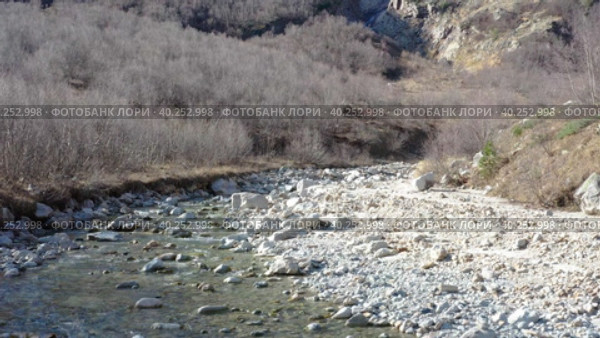 Drone flying above rapid river stream at mountain gorge in sunny autumn day. Стоковое видео, видеограф Кирилл Трифонов / Фотобанк Лори