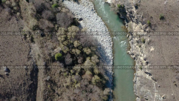 Drone high angle flying above rapid river stream in  mountain gorge at sunny autumn day. Стоковое видео, видеограф Кирилл Трифонов / Фотобанк Лори