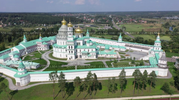 Drone view of the Resurrection New Jerusalem Stavropigial Monastery in the city of Istra, Russia. Стоковое видео, видеограф Яков Филимонов / Фотобанк Лори