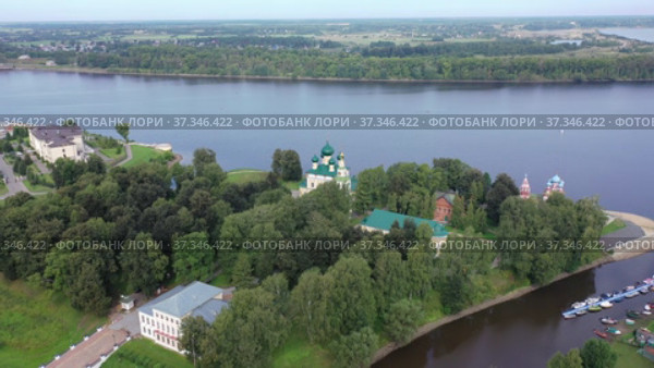 Drone view of the Volga River and temples, as well as residential areas in the city of Uglich in the summer afternoon, Russia. Стоковое видео, видеограф Яков Филимонов / Фотобанк Лори