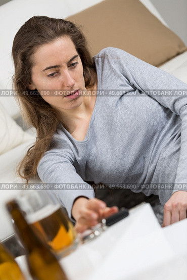 drunk girl holding bottle of beer. Стоковое фото, агентство Ingram Publishing / Фотобанк Лори