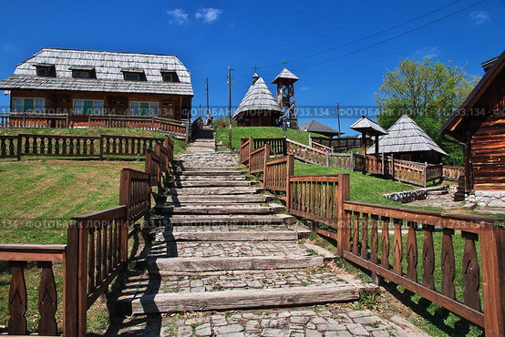 Drvengrad is traditional Serbian village in the Balkan mountains (2018 год). Редакционное фото, фотограф Сергей Стрелков / Фотобанк Лори