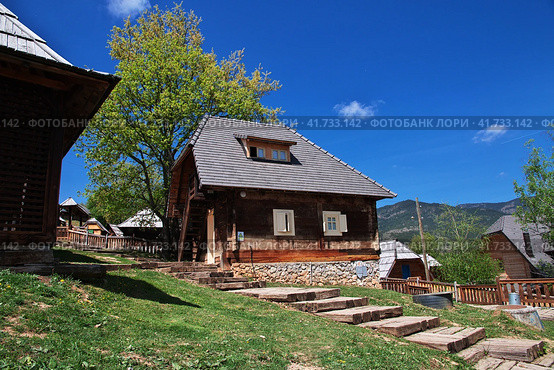 Drvengrad is traditional Serbian village in the Balkan mountains (2018 год). Редакционное фото, фотограф Сергей Стрелков / Фотобанк Лори