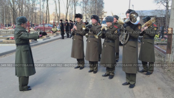 Духовой оркестр в военной форме играет на похоронах (2016 год). Редакционное видео, видеограф Александр Багно / Фотобанк Лори