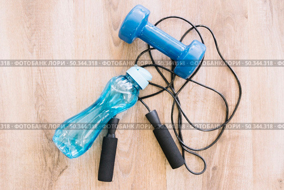 dumbell jump rope bottle water. Стоковое фото, агентство Ingram Publishing / Фотобанк Лори
