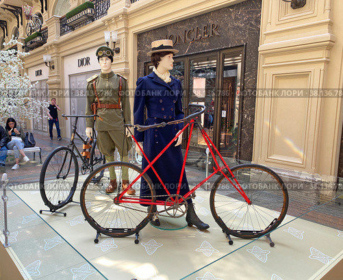 Dursley Pedersen Sport, Великобритания, 1909. Дукс боевой, Российская Империя, 1917 г. Выставка "Эволюция велосипеда. История двухколесного счастья" в ГУМе, Москва (2022 год). Редакционное фото, фотограф Мария Кылосова / Фотобанк Лори