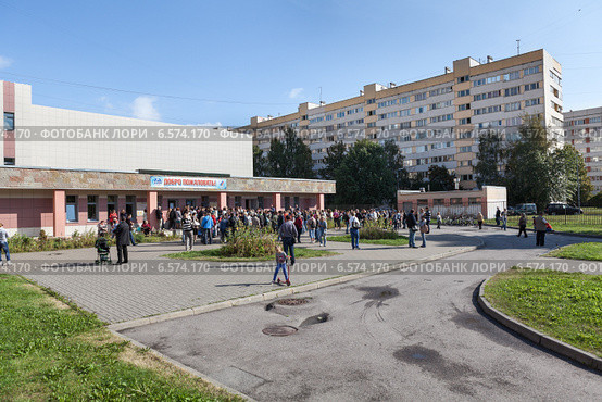 ДЮСШ Кировского района, покупка детского абонемента в бассейн, очередь до открытия школы, город Санкт-Петербург (2014 год). Редакционное фото, фотограф Кекяляйнен Андрей / Фотобанк Лори