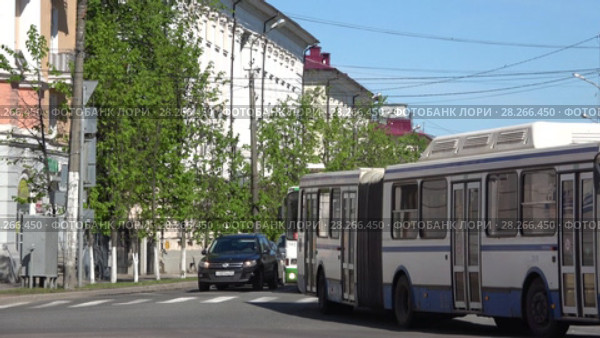 Два городских автобуса Ликинского автобусного завода на маршруте. Великий Новгород, Россия (2017 год). Редакционное видео, видеограф Виктор Карасев / Фотобанк Лори