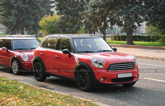 Два красных автомобиля Mini Cooper (Мини-Купер) (2011 год). Редакционное фото, фотограф Алёшина Оксана / Фотобанк Лори