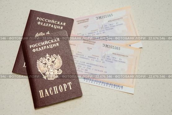 Два паспорта гражданина Российской Федерации и два билета на поезд (2015 год). Редакционное фото, фотограф Иванов Алексей / Фотобанк Лори